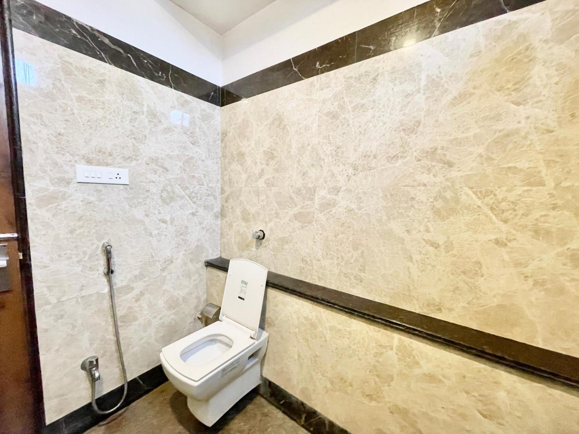 Hotel Rudraksh ! Varanasi !Fully-Air-Conditioned Hotel At Prime Location With Parking Availability, Near Kashi Vishwanath Temple, And Ganga Ghat 2 Extérieur photo