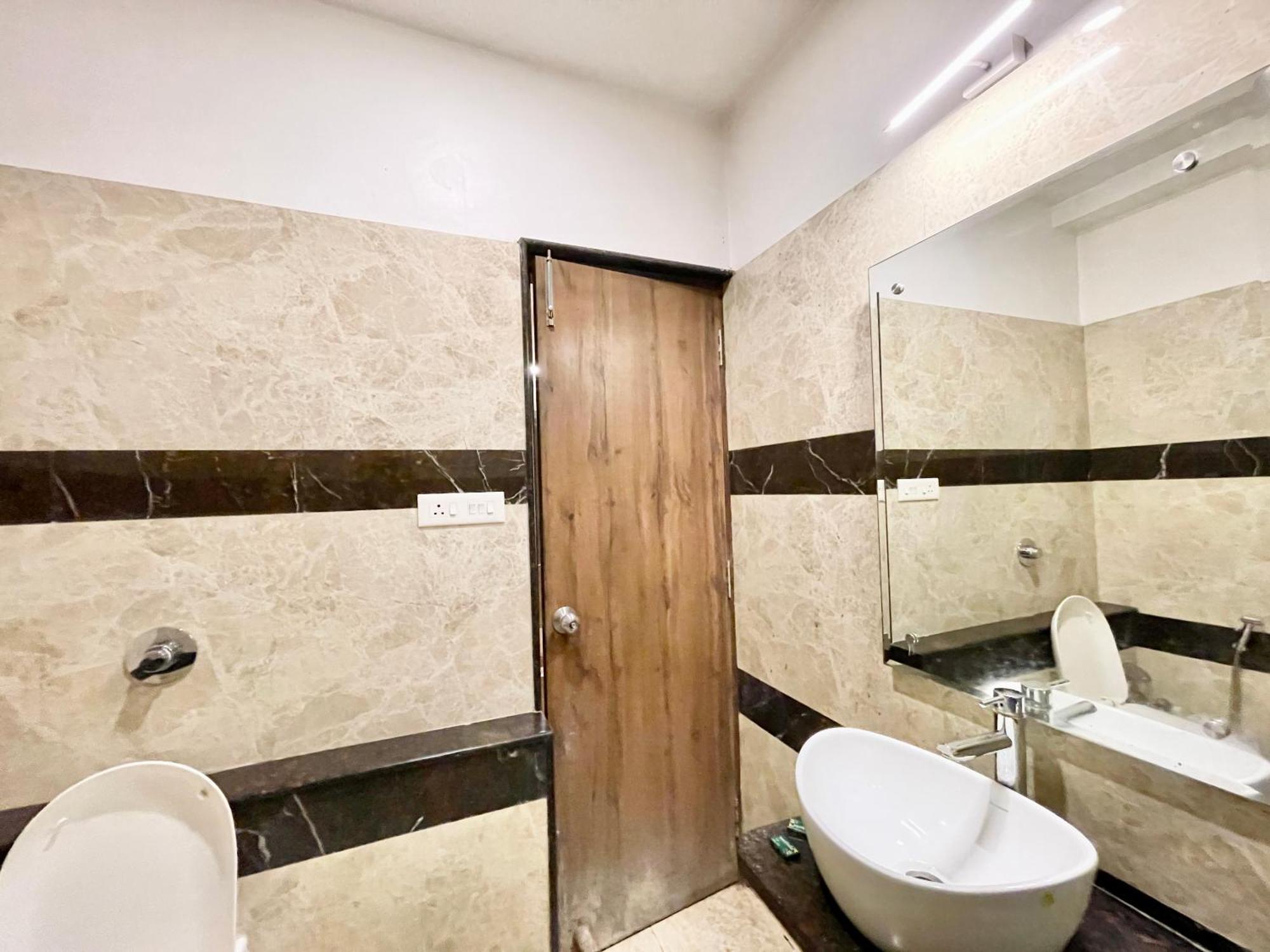 Hotel Rudraksh ! Varanasi !Fully-Air-Conditioned Hotel At Prime Location With Parking Availability, Near Kashi Vishwanath Temple, And Ganga Ghat 2 Extérieur photo