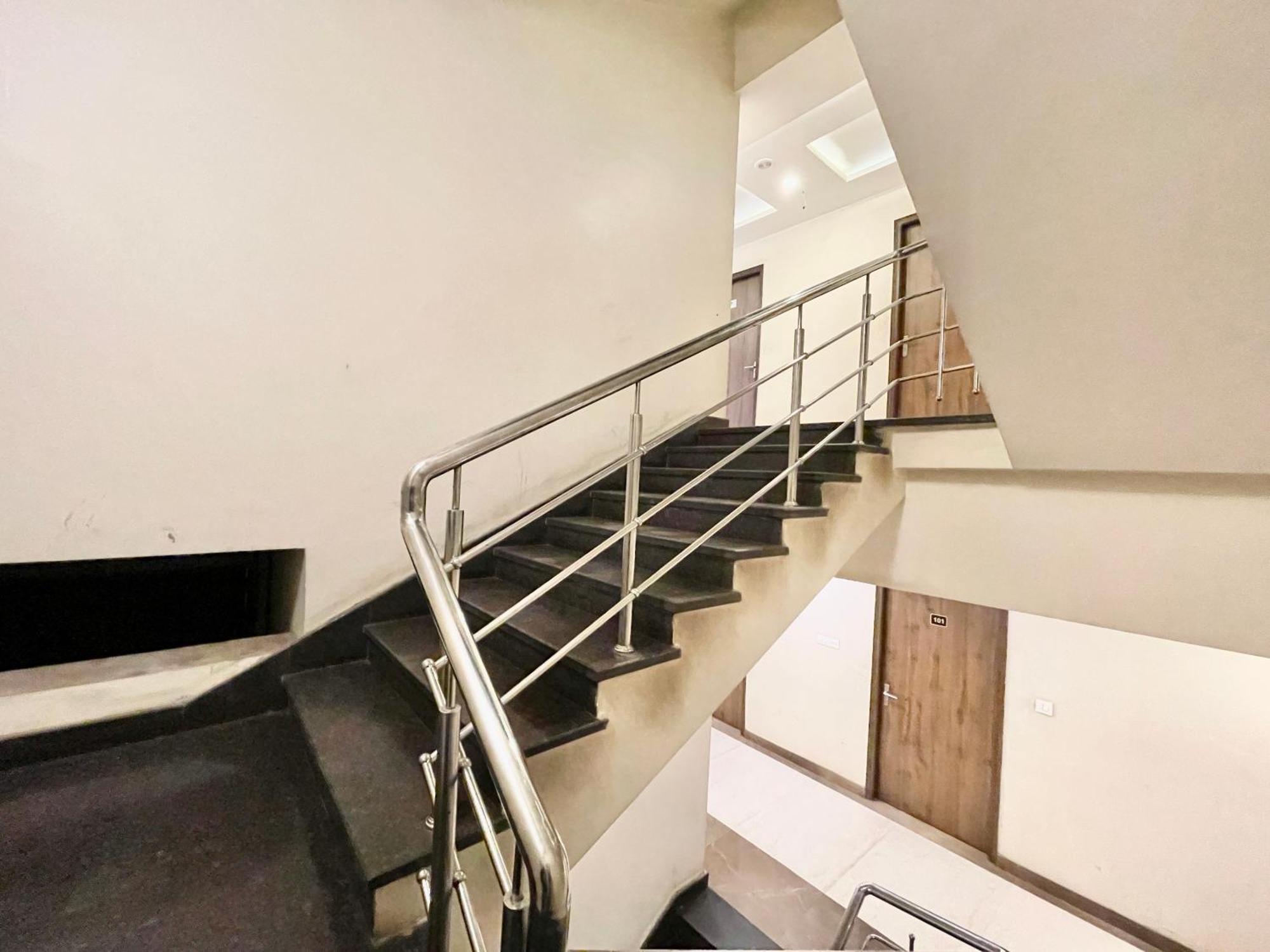Hotel Rudraksh ! Varanasi !Fully-Air-Conditioned Hotel At Prime Location With Parking Availability, Near Kashi Vishwanath Temple, And Ganga Ghat 2 Extérieur photo