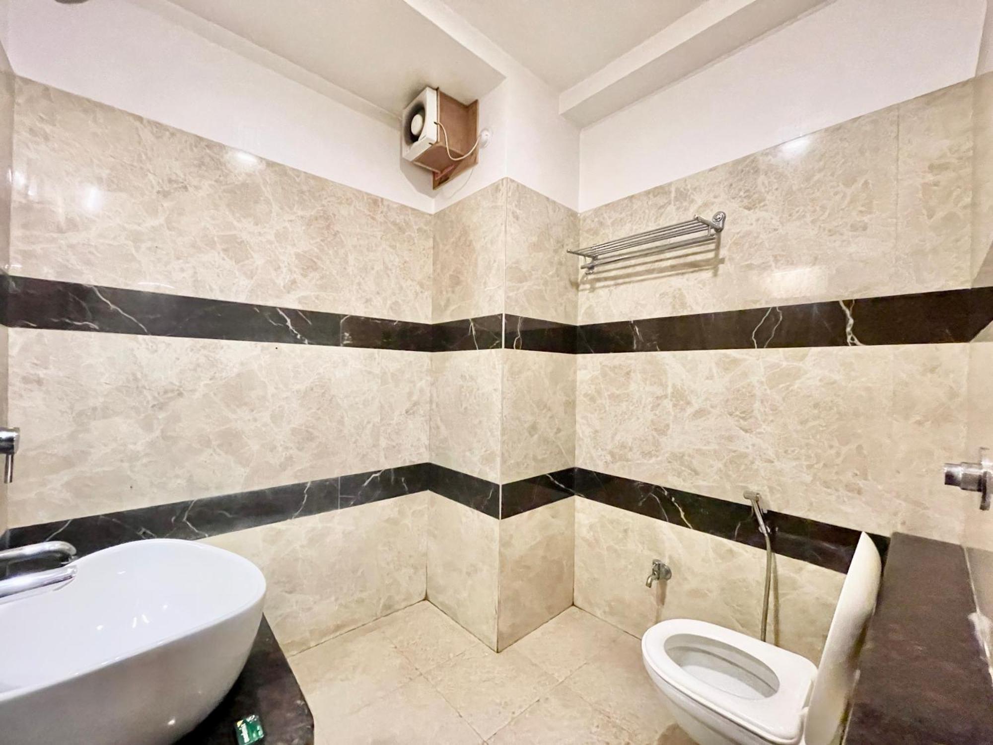 Hotel Rudraksh ! Varanasi !Fully-Air-Conditioned Hotel At Prime Location With Parking Availability, Near Kashi Vishwanath Temple, And Ganga Ghat 2 Extérieur photo