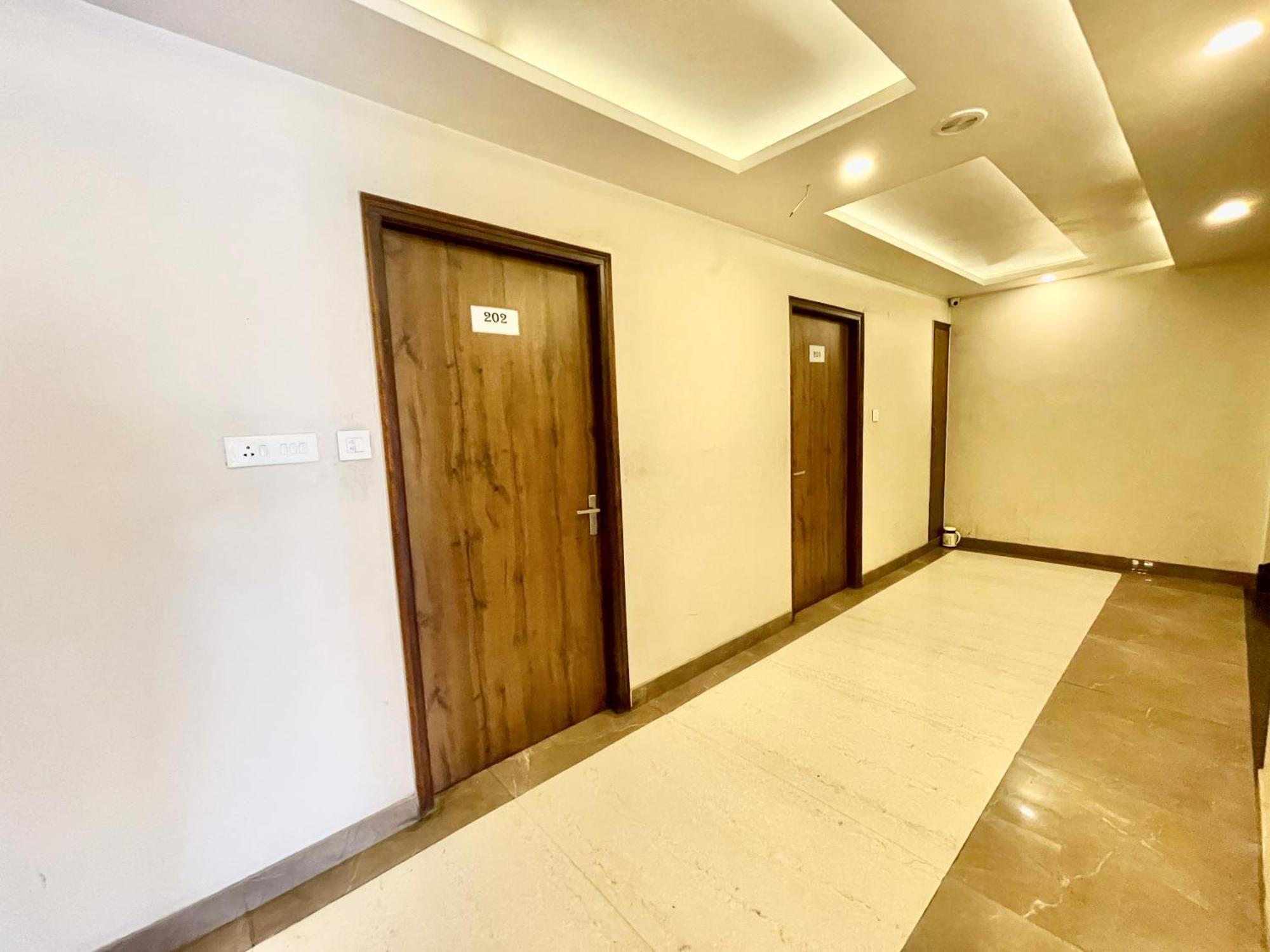 Hotel Rudraksh ! Varanasi !Fully-Air-Conditioned Hotel At Prime Location With Parking Availability, Near Kashi Vishwanath Temple, And Ganga Ghat 2 Extérieur photo