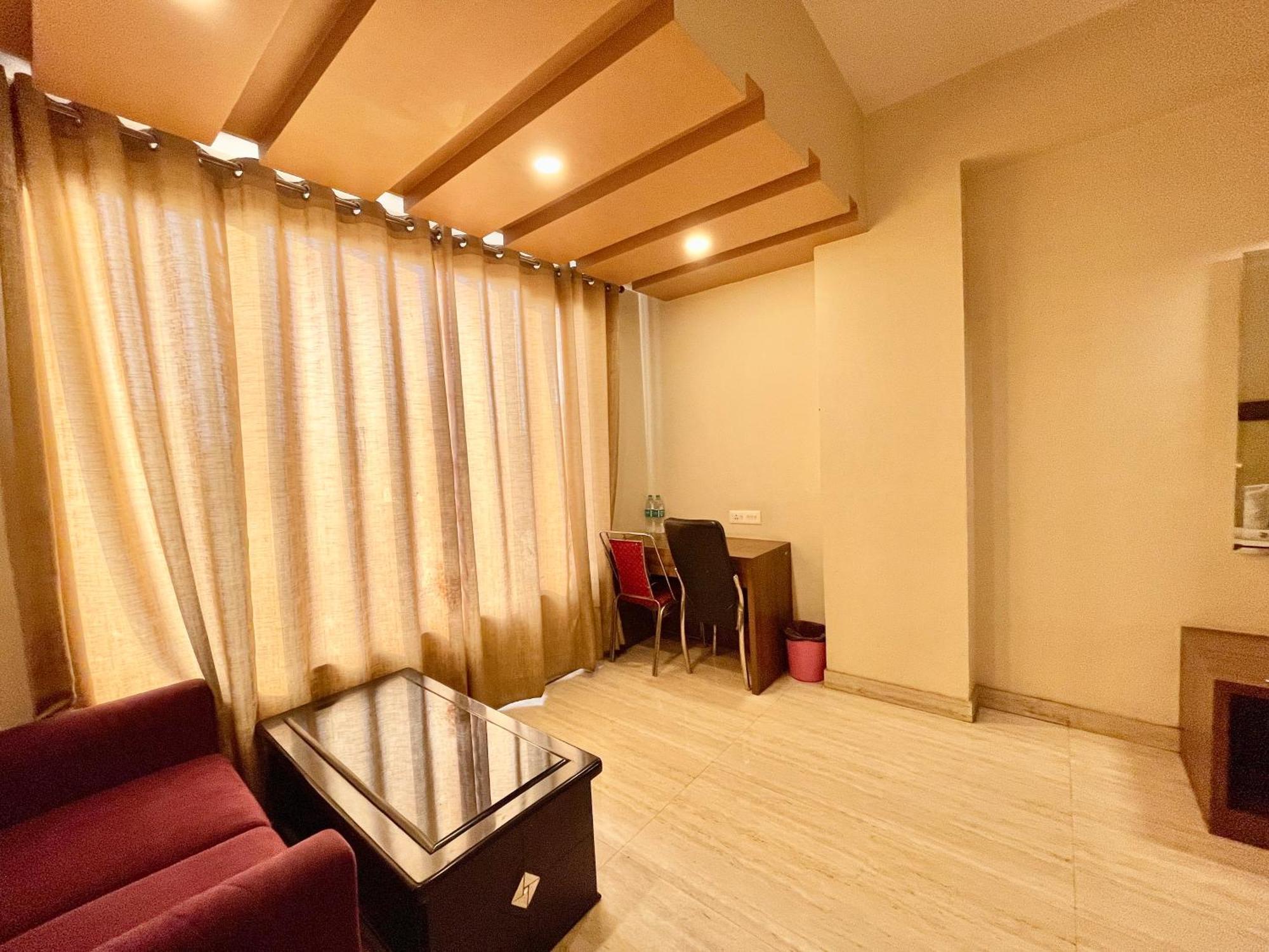 Hotel Rudraksh ! Varanasi !Fully-Air-Conditioned Hotel At Prime Location With Parking Availability, Near Kashi Vishwanath Temple, And Ganga Ghat 2 Extérieur photo